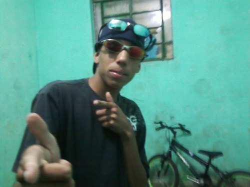 enquanto estiver longe daqui,
pensa em mim. e eu vou estar 
pensando em ti. se cuida ai e
lembra que tem alguém  aqui que 
te am mais que qualquer coisa