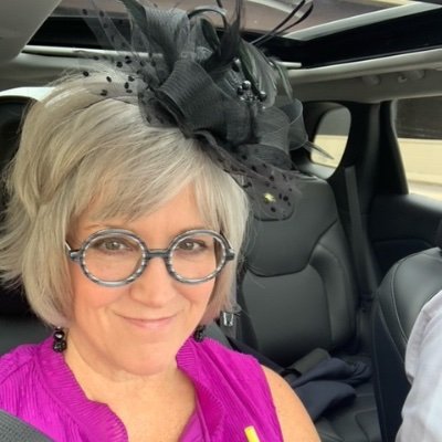 @Totallimo Executive Driver/former Twin Cities Media employee, Mn Sports fan, Super Cool Wife, Cat Mom, and Lover of all things Smiley Face 😎😀😻