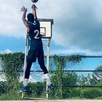 https://t.co/B68VsqOszH

6.5ft tall Nigerian hooper who'd love to play basketball
