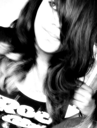 - 14 anos,sou prima e melhor amiga da @aurianebastos,sou inexistente sem Mangás,Doritos,Harry Potter.Minha vida se resume ao ROCK AND ROLL! I ♥ Domo-Kun