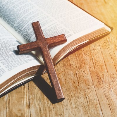 Versículos diários da Bíblia Sagrada que trazem paz ao seu coração. Siga também nosso perfil no Instagram e no TikTok 👇🏻