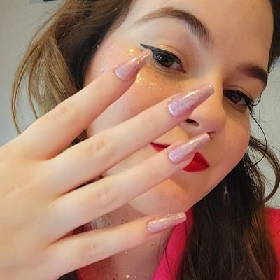 I write bad poetry and do yoga | she/hers | elder swiftie