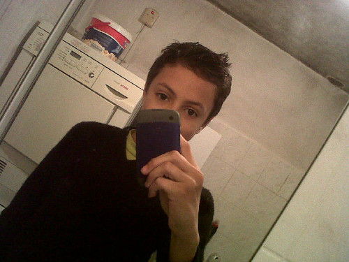 - 12 jaar
- 50% Hollands 50% Molukker
- Ridderkerk
- Bb ping ; 25E3064D. 
- ik kan niet meer inloggen 
- Druk op ' Follow ' en ik druk bij jou op ' Follow '