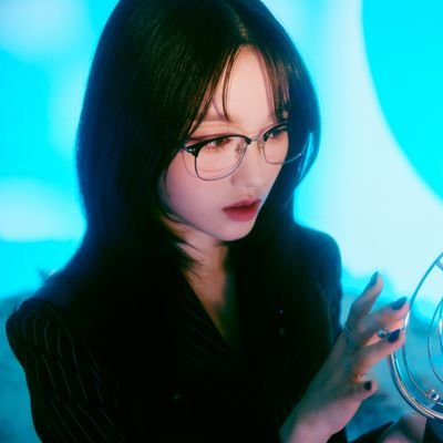 Legend has it you actually have to buy EL7z Up albums to increase their sales. Apparently changing your pfp to a picture of Yeeun isn't enough 👀