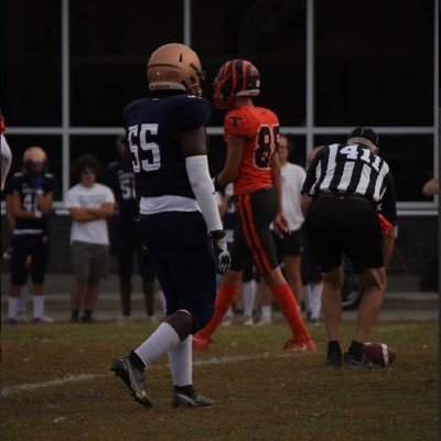 5’8/178 lbs/Defensive End. C/O 2024🇨🇦/2025🇺🇸 cazemar26@gmail.com          Average grades 75%