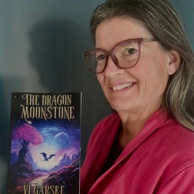A happily married traveler❤️’s to laugh & imagine. Author of THE RAVEN MOONSTONE & THE DRAGON MOONSTONE https://t.co/qd8ifs5Tvn