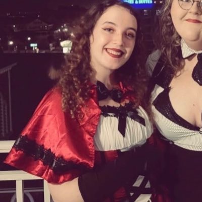 HorrorPeachez's profile picture. where I share my obsession with everything horror 🔪