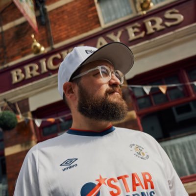 Co-host @TheWALTPodcast🎙️| @wearelutontown | @Hattersheritage | @LTFCSimpsons | Fan writer for @bbcsport | Sometimes my daughter tweets from my account🦄