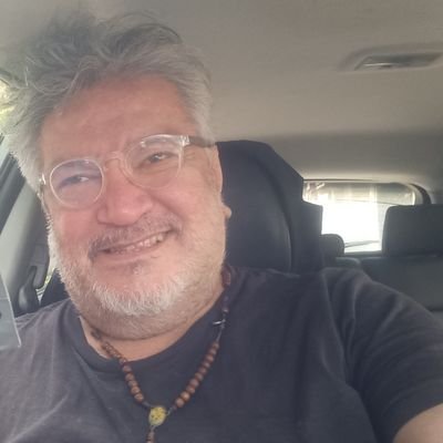 Abogado-Propiedad Intelectual. Derecho Administrativo. Poesía. Humor. Democracia, libertades públicas. Sueño un país con dos soles. @ElNacionalWeb @curadasve