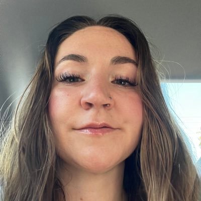 mollyespen_'s profile picture. a deeply unserious person