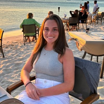 _alexabianchi's profile picture. you can find me in a hoodie with @ArianaGrande’s discography on repeat and a Dunkin iced coffee in hand.