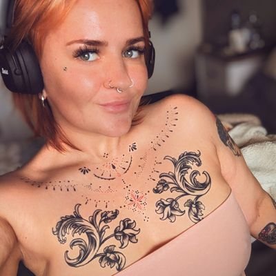 f0r3v3r_nak3d's profile picture. stay weird