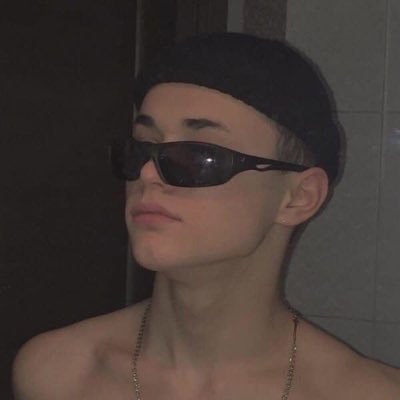 Ouch__L's profile picture. 선글라스 비니남