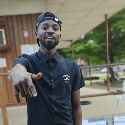 Mista_Phavour's profile picture. I'm a realist, an educator and I believe in God. 
Human is always Human
#Man_utd fan