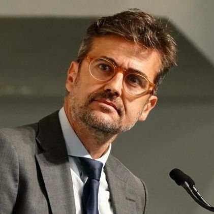 Papá. Periodista. Jefe de Política y de Economía de EL CORREO. Tuve la suerte de ser corresponsal en Bruselas. Draghista. Junckerista. Nadalista. De Calahorra