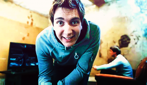 I'm a Brother,Son,Twin&Dad. I'm the sexiest of the Weasleys.My Twin Brother is Freddie. I'm the Son of Molly and Arthur. I own Weasley's Wizard Wheezes.