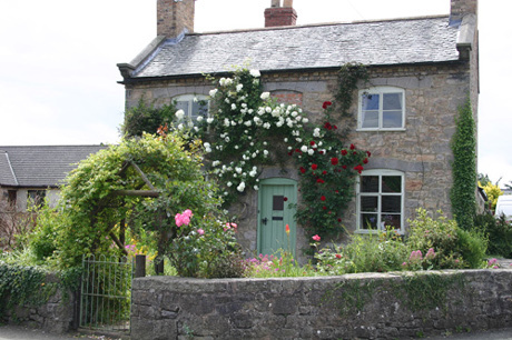 A delightful 2 bedroom holiday cottage with inglenook fireplace & flagstone floors.Take a vacation on the England Wales border. A real home from home. Travel UK