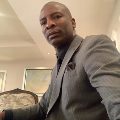 soy econmista  periodista artista plastica diplomatico  primer secretario en la embajada de Haití en república dominicana