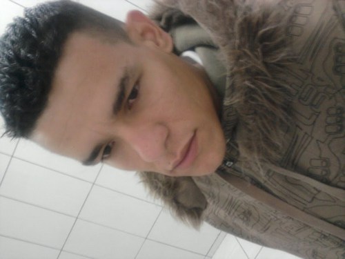 quem sou eu: • eu sou um gαroto como todos os outros,
só estou vivendo diαs iguαis, de mαneirαs diferentes !
eu gosto de dα uns rolé, αproveitα α vidα ! 
 