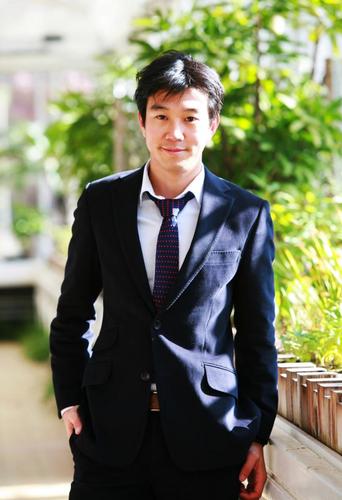 Korean best selling author/ TV Personality/ Lecturer / Celebrity Polyglot / K-pop Intellectual / Sharing thoughts about books, movies, travel