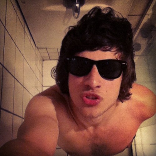 Fã Clube Totalmente ao meu menino @ChayLeao, since: 23/12/11.  Criado por : @alahnaoliveira , Dona do fc: @lindaluablanco1 . Padrinho: @EquipeRebelde .