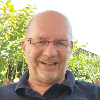 Freier Journalist, Nonkonformist, Berater f. mögl. autarke Nutzung v. Solarenergie. Ehem. Stabsunteroffizier der LW. Sohn eines Zwangsarbeiters des Nazi-Regimes