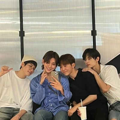 szhuji's profile picture. absurd(ing)