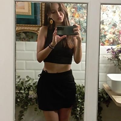 exhibicionismo emocional como carrera. córdobacore 💐 /mismo user en bluesky ig: @carmenf0und__ tiktok: faerinem