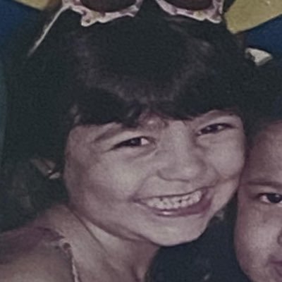 “E estes olhos? Castanhos Estranhos Que me olham de um jeito.. Até parecem poesia. Eu, hein…”