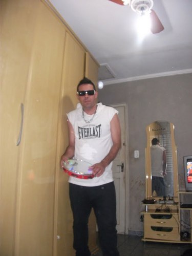Alguem que ama um bom samba  , um cara que procura ter o máximo possivel de humildade porem ser se deixar ser pisado!