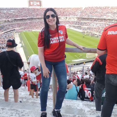 Hincha y socia de Club Atlético River Plate...  
Y a la gilada ni cabida! Aguante la DEMOCRACIA!