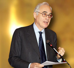 Roberto de Mattei (Roma, 1948) È autore di libri e pubblicazioni tradotte in varie lingue e collaboratore di giornali e riviste italiane e straniere.