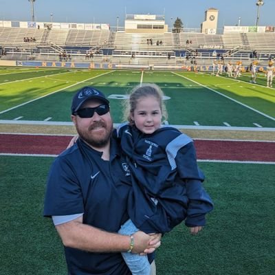 Girl dad, Nebraska grad, Afghan vet, educator, Frosh FB HC at Marin Catholic and world's youngest old man. 

@CFLPA Contract Advisor, Partner at @Gridiron_Crew