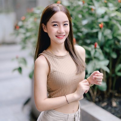 音樂對我來說不僅僅是一種娛樂,更是一種情感的表達和共鳴。當我聆聽音樂時,我可以進入一種獨特的情緒狀態,讓我能夠釋放壓力、舒緩身心,或者感受到歡樂和幸福。音樂是我生活中不可或缺的一部分,我在每個重要時刻都會找到適合的音樂來陪伴和激勵自己。