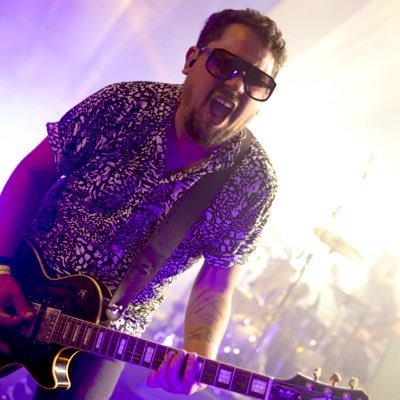 Teacher, Musician, Guitarra y voz en Contraband