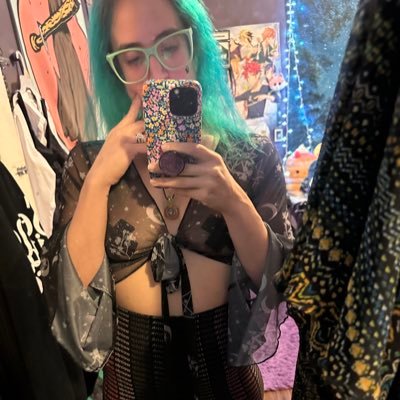 oneawkwardchick's profile picture. slightly less grumpy cheese lady//professional fujoshi//old midwest emo kid//🐺💫4ever//chronic illness gang//@buncezor is daddy