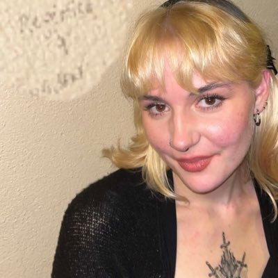 perfumeteeth's profile picture. 22, ch*mistry student, lover, silly goose, stupid fucking bitch.