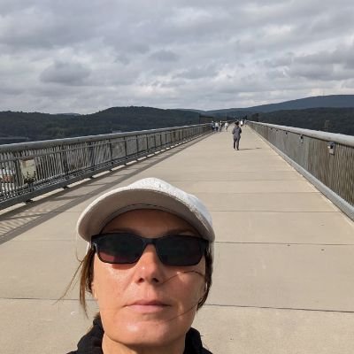 helwise's profile picture. She/her.