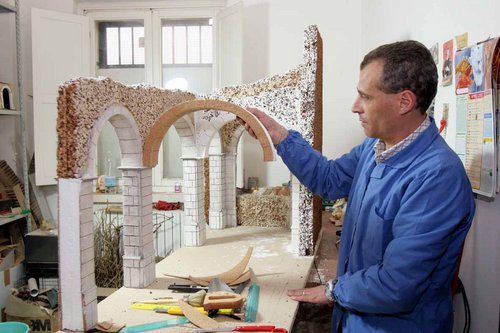 Artigiano Professionista dell' Arte Presepiale...crea scenografie presepiali e pastori in terracotta del '700 napoletano....una passione che dura da 45 anni
