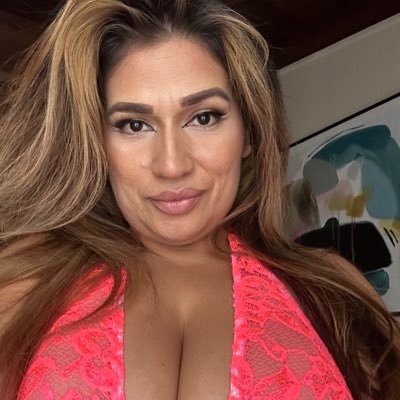 Latina Milf Contant creator that enjoys being herself expressing her sexuality.