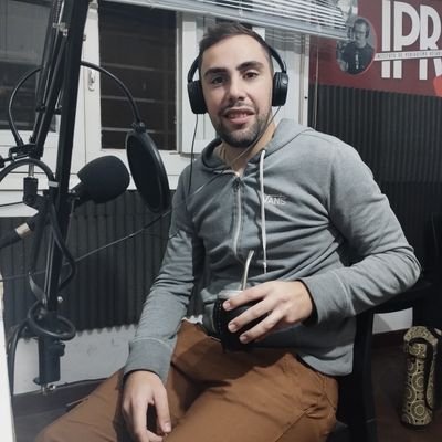 ⚽La pelota a los que saben por encima de todo.

  🎙️Estudiante de periodismo deportivo.
Familiero e hincha de Central sobre todo

Pressing deportivo ⚽