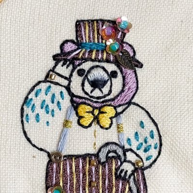 クマとサカナが好きな刺繍作家iwashi。オシャレ好きなクマ「オシャクマさん」の刺繍ブローチを手刺繍と機械刺繍を組み合わせて作っています。 🎪出展情報🎪 ▶︎4/12-13アニマルサーカスと移動遊園地展3 ▶︎5/19デザフェス59西館4階L-216🐟委託販売🐟 ▶︎神奈川県相模原『noan liqueur』
