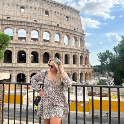 GloriaCarreraR's profile picture. La abogada más top según mi mamá 🤣✌