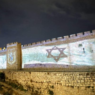 תל אביבית, יהודיה, ישראלית. ציטוט של אבא״ לגור במדינת ישראל זו זכות גדולה״.