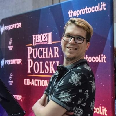 Pełnoetatowy streamer, komentator oraz organizator wydarzeń e-sportowych w grze Heroes of Might and Magic III.