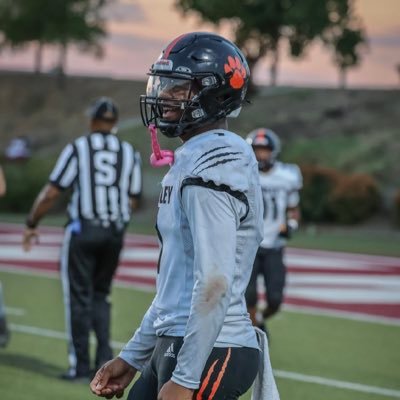 QB ⭐️⭐️⭐️| Reedley College | #8 | 3.5 GPA | 6’4 225lbs. | Respect All Fear None | djstevenson02@yahoo.com