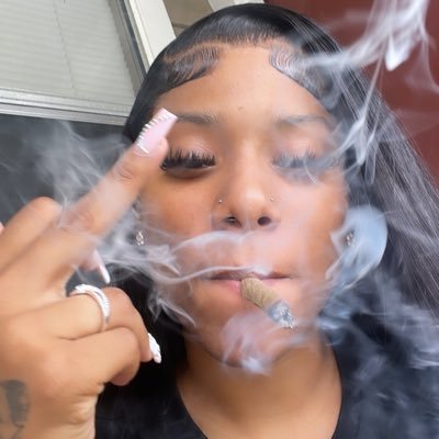 1ktheresaa's profile picture. finsta: @myw0rldh0e_ 🏳️‍🌈👅.