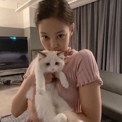 ameliee_83k's profile picture. New hair, New tee, New Jeans, do you see?