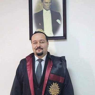 İngilizce Öğretmeni / Eğitim Teknolojileri Doktoru (EFL teacher / PhD in EdTech)