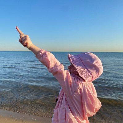 parisarthur1's profile picture. why do aliens 👽 always land in school 🏫 maybe it’s because they have a better relationship 🤨 or to talk to kids and learn about are lives 👽… or it’s tacos